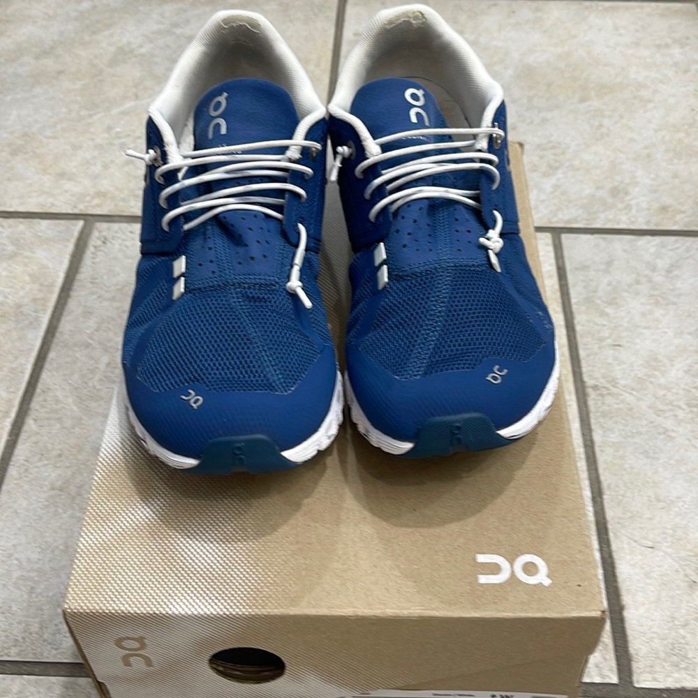 On cloud shoes size 8.5